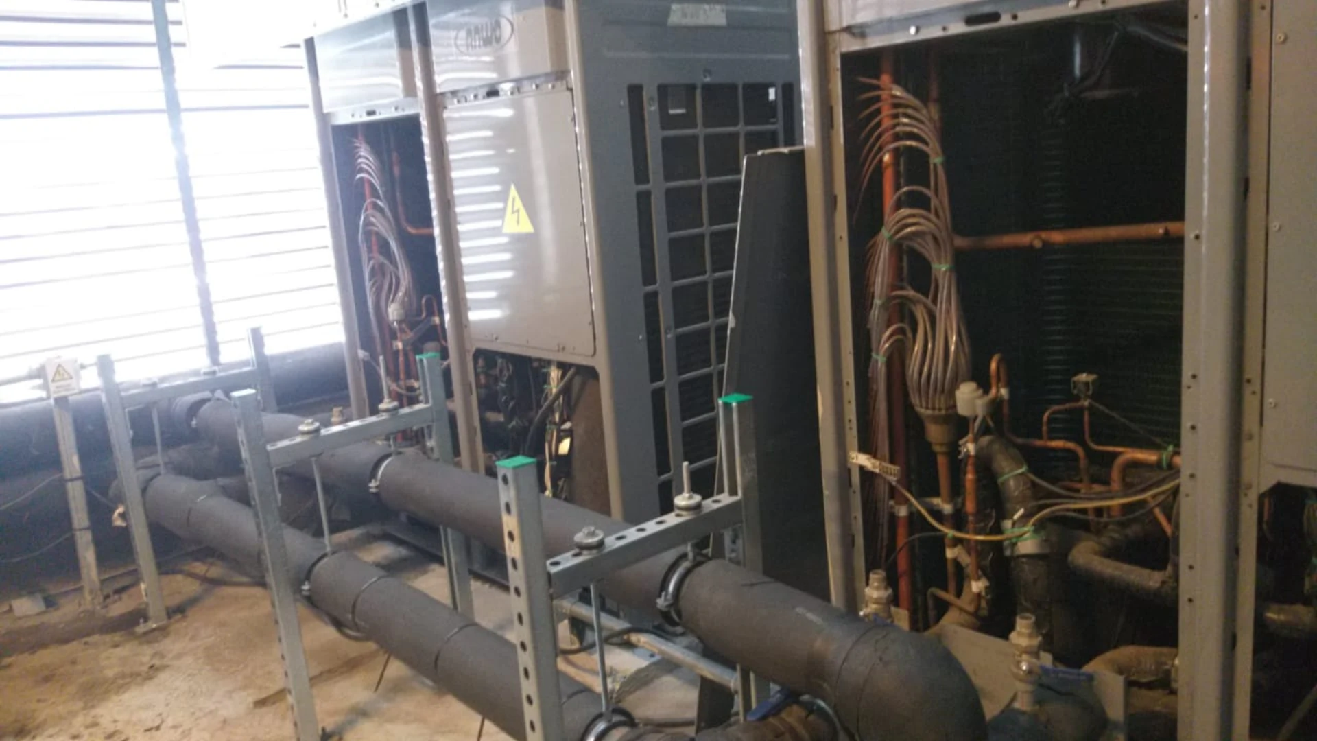 Chillers industriales con red de cañerías aisladas — instalación mantenida por Emergia
