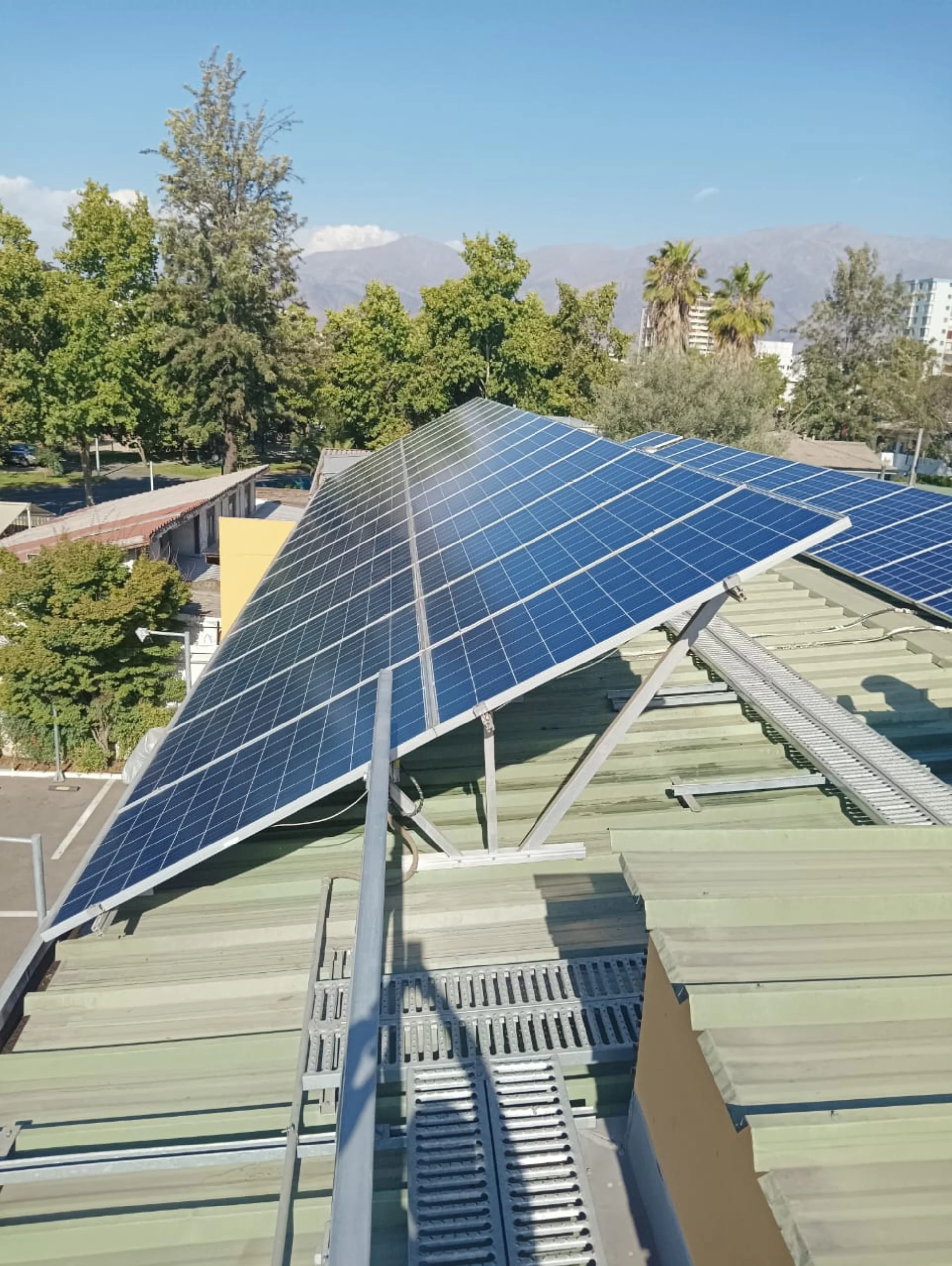 Instalación fotovoltaica en techo con vista a la cordillera