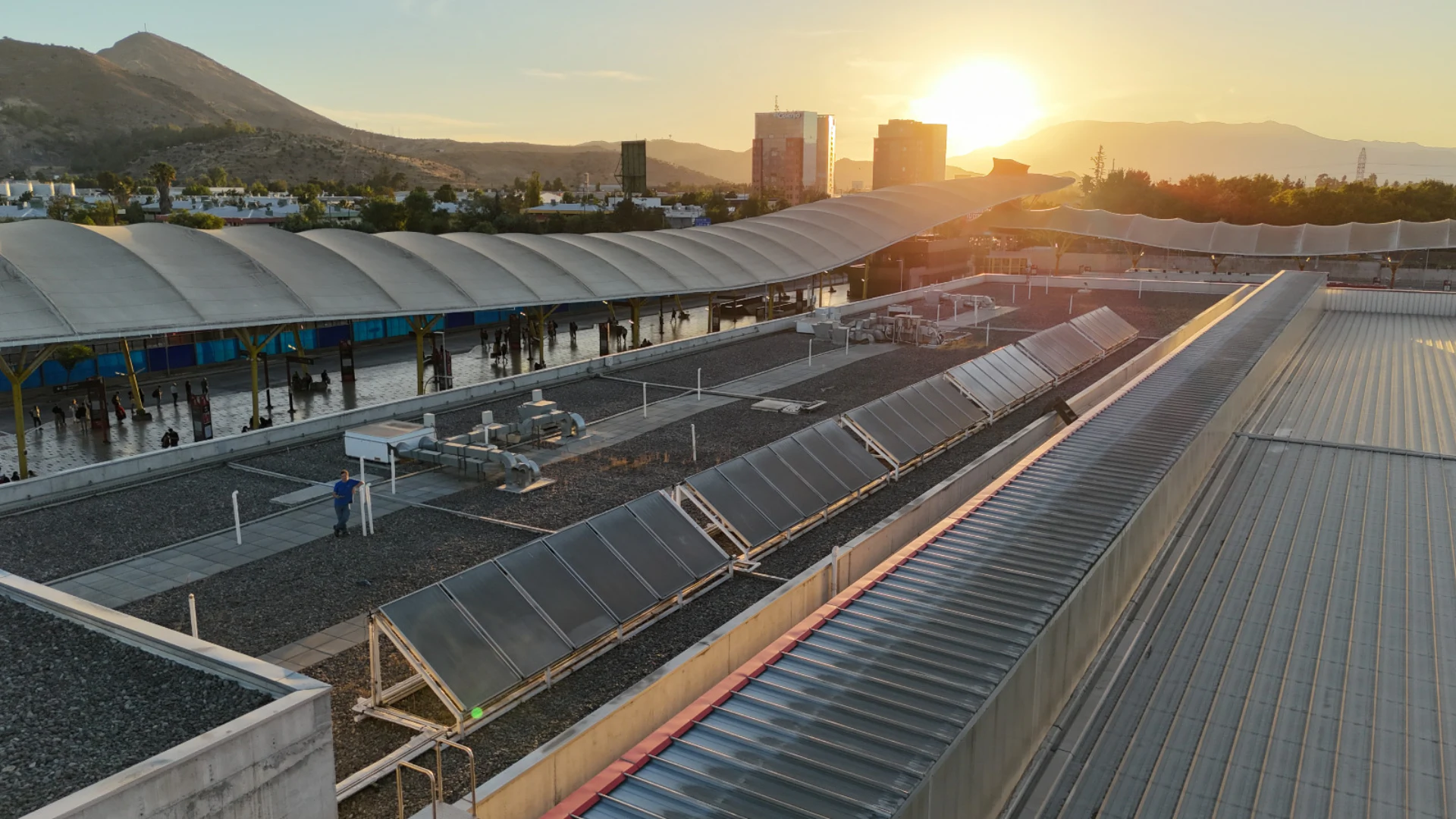 Sistema solar térmico Terminal Rancagua — vista drone atardecer