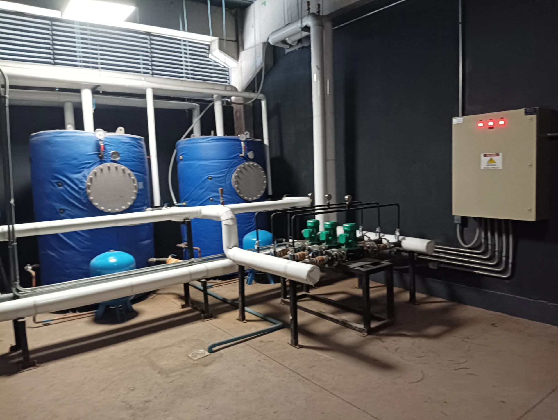Sala de acumulación de agua caliente sanitaria mantenida por Emergia
