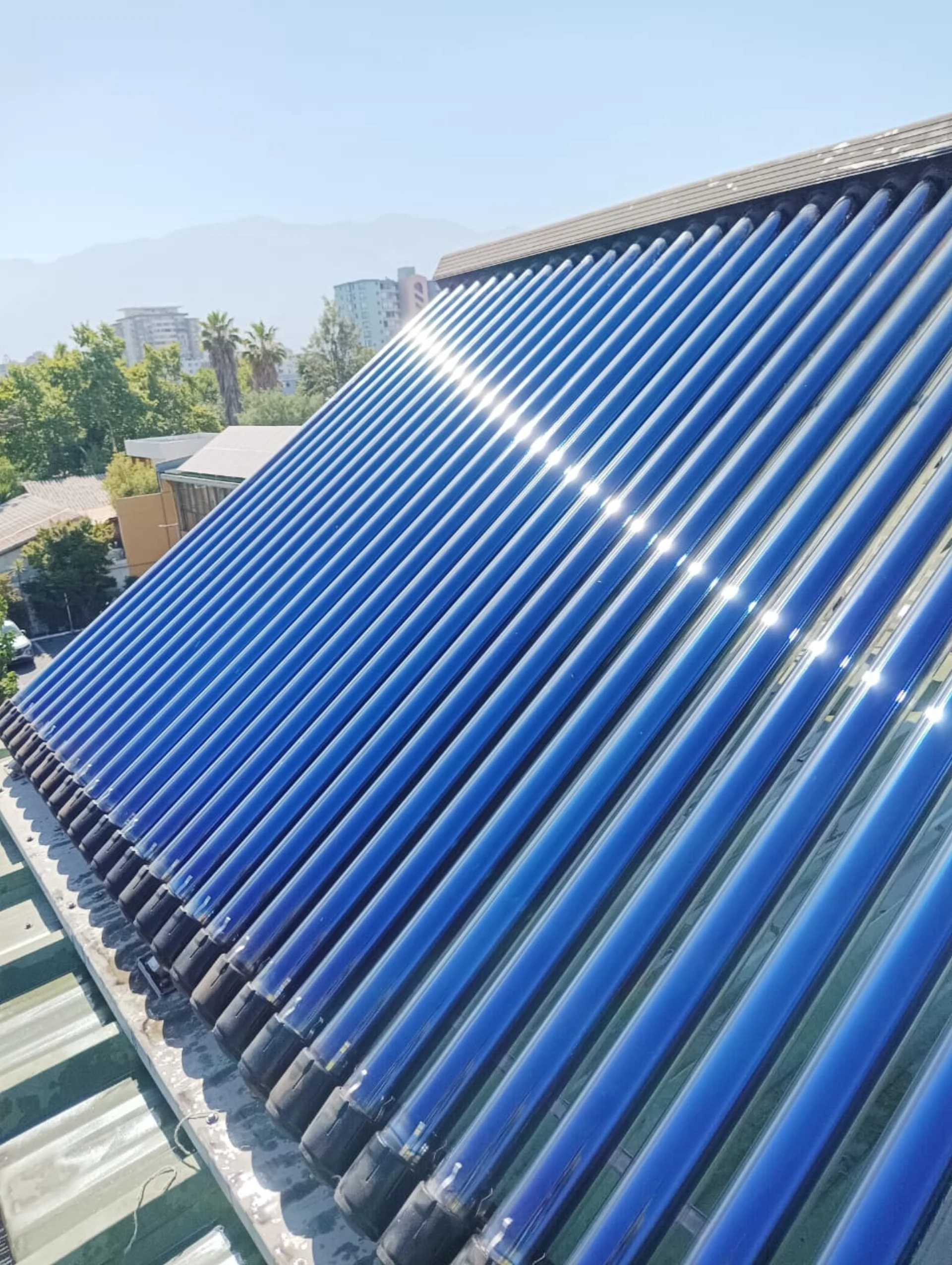 Colectores solares térmicos de tubos evacuados KHONE instalados por Emergia con vista a la cordillera